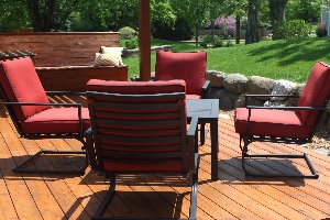 רכשתם דק לגינה? כך תתחזקו אותו כראוי בכל עונות השנה